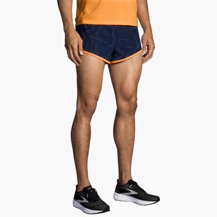 Vue angulaire (détendue) du modèle de Brooks Sherpa 3" Split Short pour hommes