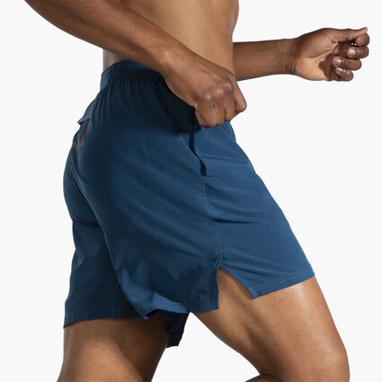 Brooks Run Within 7" Linerless Short für Herren – Ansicht aus einem Winkel bei Bewegung (Laufband)