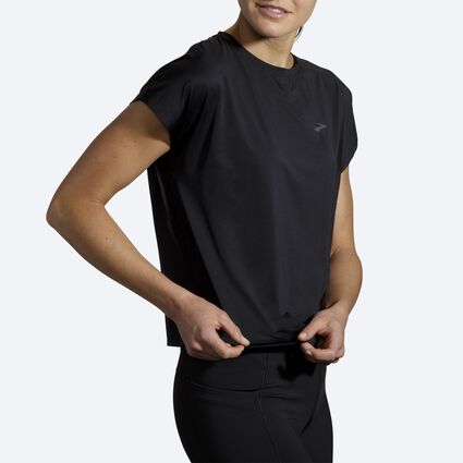 Vista angular (relajada) del modelo Brooks Sprint Free Short Sleeve para mujer