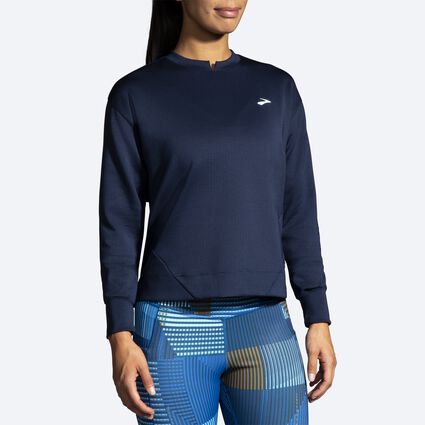 Vue (avant) du modèle de Brooks Run Within Sweatshirt pour femmes