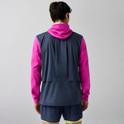 Vista (posteriore) del modello di Brooks High Point Waterproof Jacket 2 da uomo