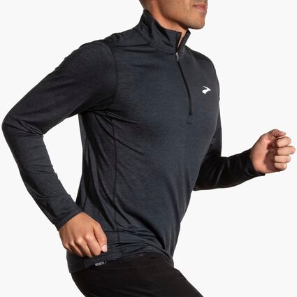Brooks Dash 1/2 Zip 2.0 für Herren – Ansicht aus einem Winkel bei Bewegung (Laufband)