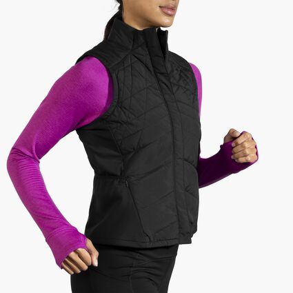 Vue d’angle du mouvement (tapis roulant) Brooks Shield Hybrid Vest pour femmes