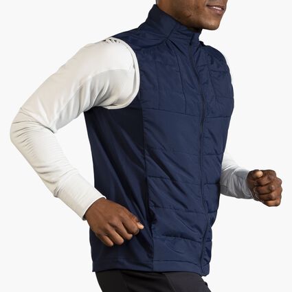 Brooks Shield Hybrid Vest für Herren – Ansicht aus einem Winkel bei Bewegung (Laufband)