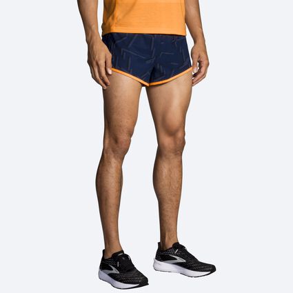Vista angular (relajada) del modelo Brooks Sherpa 3" Split Short para hombre