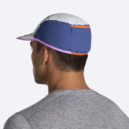 Vista del modelo (trasera) Brooks Lightweight Packable Hat para unisex