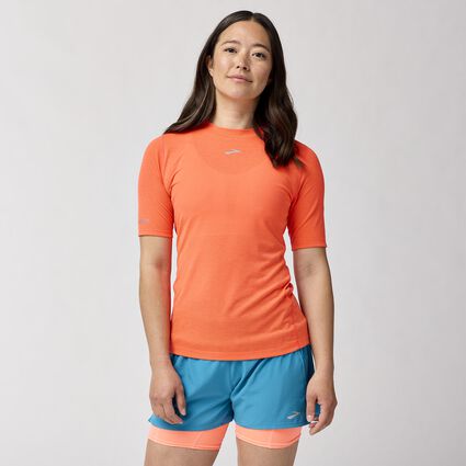 Vue (avant) du modèle de Brooks High Point Short Sleeve pour femmes