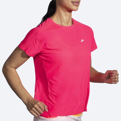 Brooks Sprint Free Short Sleeve 2.0 für Damen – Ansicht aus einem Winkel bei Bewegung (Laufband)