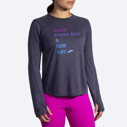 Vista del modelo (frontal) Brooks Distance Graphic Long Sleeve para mujer