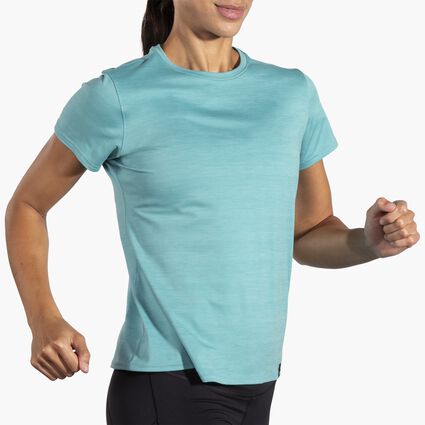 Brooks Luxe Short Sleeve für Damen – Ansicht aus einem Winkel bei Bewegung (Laufband)