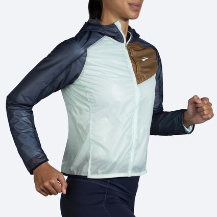 Brooks All Altitude Jacket für Damen – Ansicht aus einem Winkel bei Bewegung (Laufband)