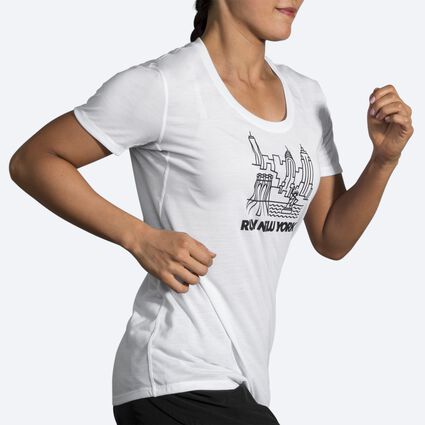 Vista angolo di movimento (tapis roulant) di Brooks T-shirt Distance Graphic da donna