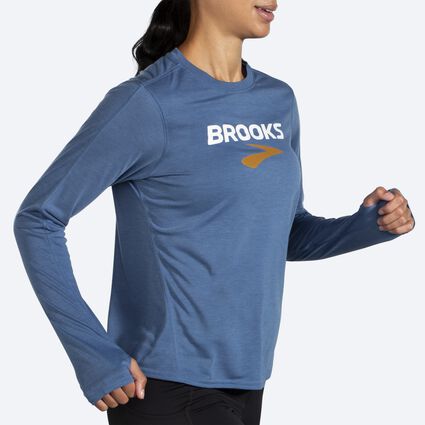 Brooks Distance Graphic Long Sleeve für Damen – Ansicht aus einem Winkel bei Bewegung (Laufband)