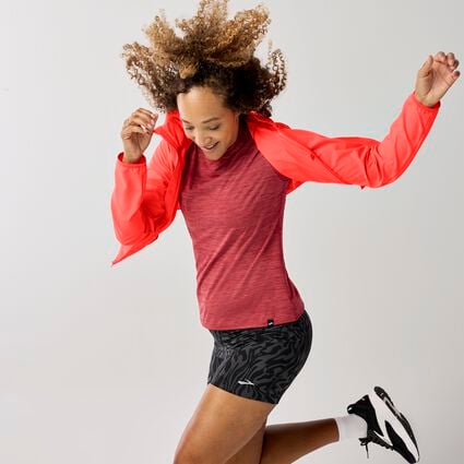 Brooks Canopy Jacket für Damen – Ansicht aus einem Winkel bei Bewegung (Laufband)