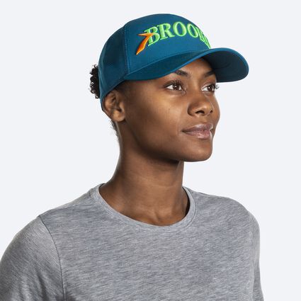 Vista del modelo (frontal) Brooks Surge Trucker Hat para unisex