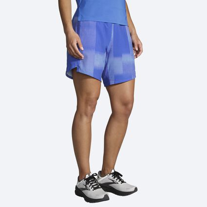 Model angle (relaxed) view of Brooks Chaser 7" Short for women
