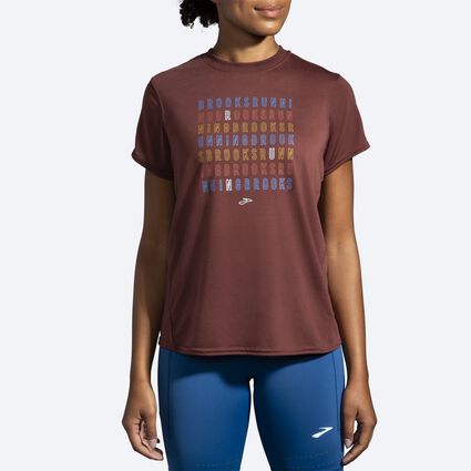 Vista del modelo (frontal) Brooks Distance Graphic Short Sleeve para mujer