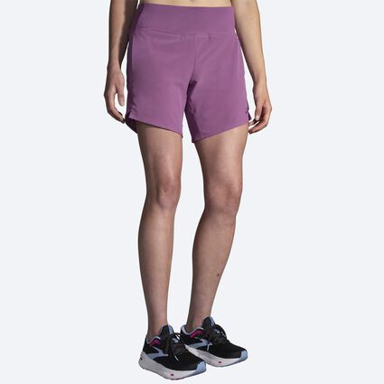 Vue (avant) du modèle de Brooks Chaser 7" Short pour femmes