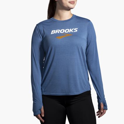 Vue (avant) du modèle de Brooks Distance Graphic Long Sleeve pour femmes