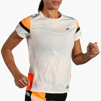 Brooks Run Visible Short Sleeve 2.0 für Damen – Ansicht aus einem Winkel bei Bewegung (Laufband)