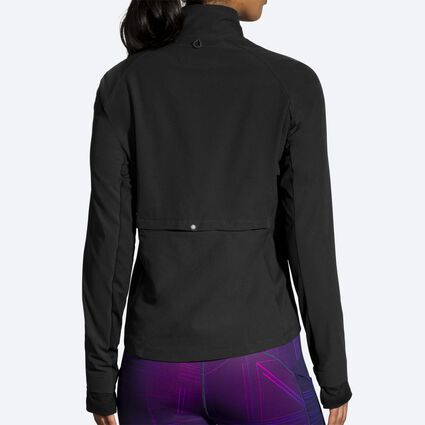 Vue (arrière) du modèle de Brooks Fusion Hybrid Jacket pour femmes