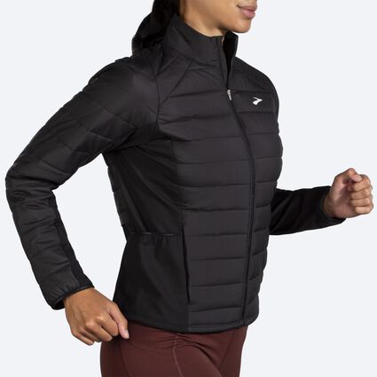 Brooks Shield Hybrid Jacket 2.0 für Damen – Ansicht aus einem Winkel bei Bewegung (Laufband)