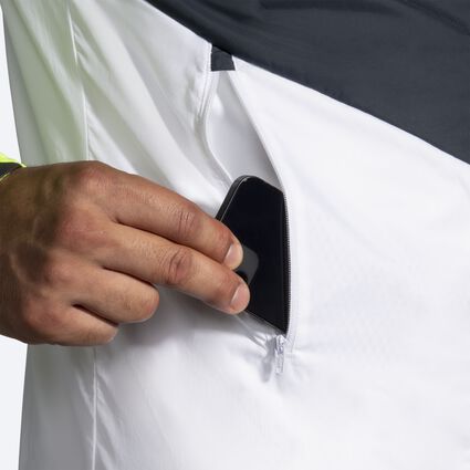 Vista del detalle 2 de Brooks Run Visible Insulated Vest para hombre