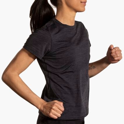 Brooks Luxe Short Sleeve für Damen – Ansicht aus einem Winkel bei Bewegung (Laufband)