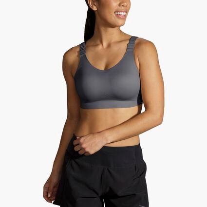 Model angle (relaxed) view of Brooks Scoopback 2.0 Sports Bra for dames