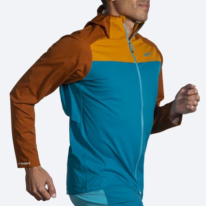 Brooks High Point Waterproof Jacket für Herren – Ansicht aus einem Winkel bei Bewegung (Laufband)