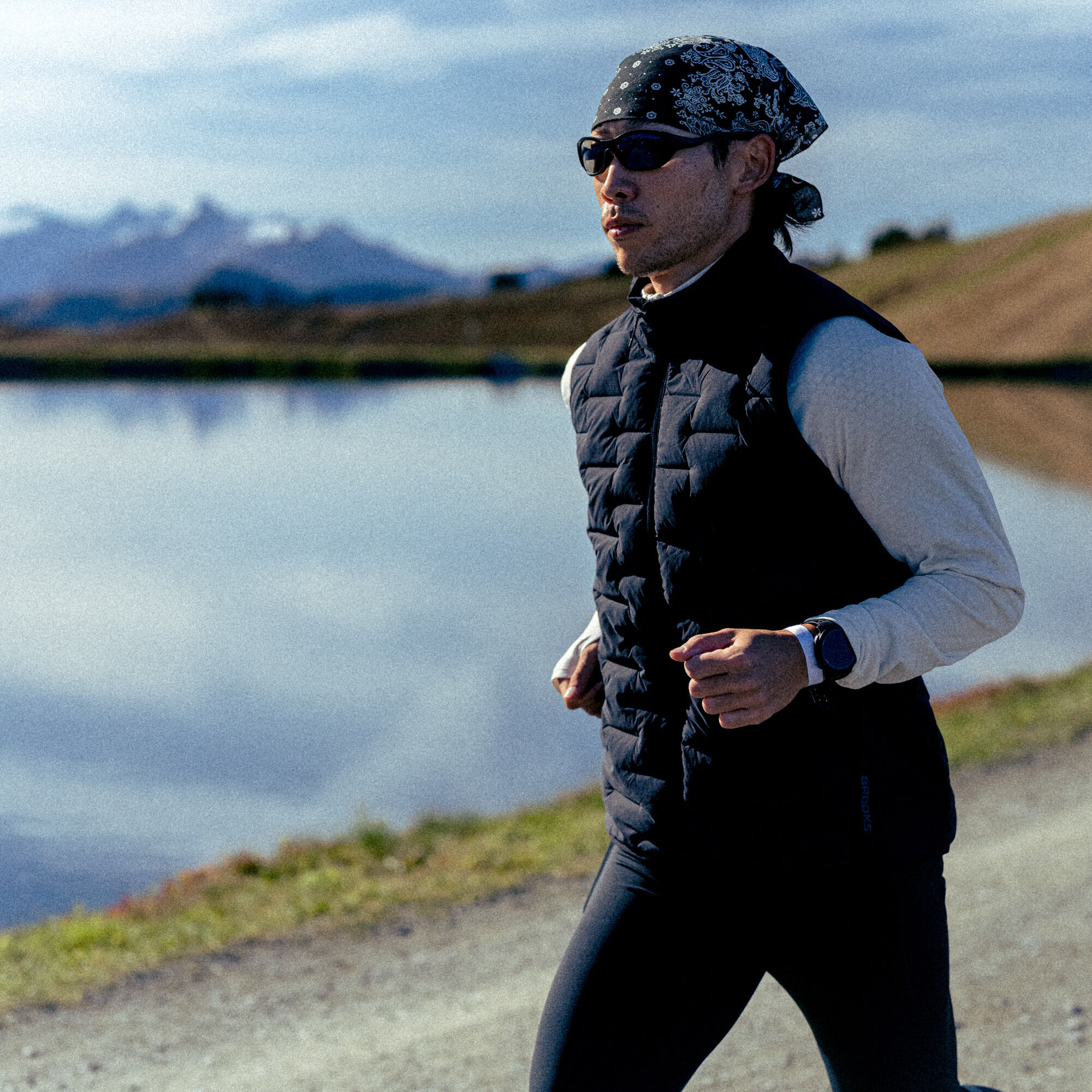 Open Momentum Thermal Vest image number 8 inside the gallery