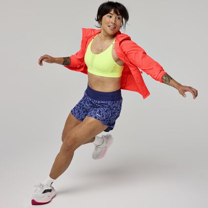 Brooks Canopy Jacket für Damen – Ansicht aus einem Winkel bei Bewegung (Laufband)
