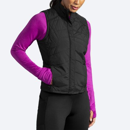 Vue angulaire (détendue) du modèle de Brooks Shield Hybrid Vest pour femmes