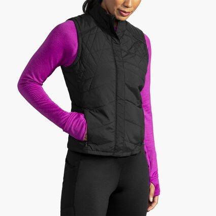 Vista angular (relajada) del modelo Brooks Shield Hybrid Vest para mujer