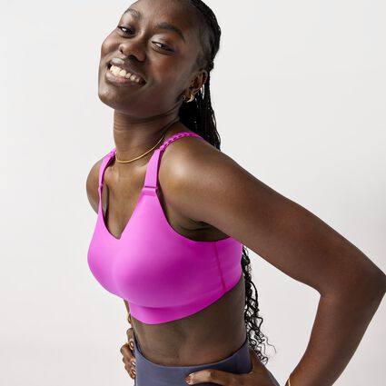 Brooks Scoopback 2.0 Sports Bra für Damen – Ansicht aus einem Winkel bei Bewegung (Laufband)