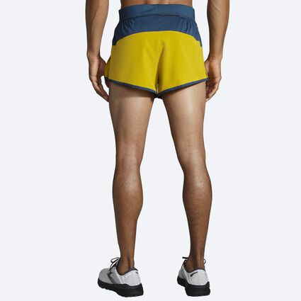 Vista del modelo (trasera) Brooks Sherpa 3" Split Short para hombre