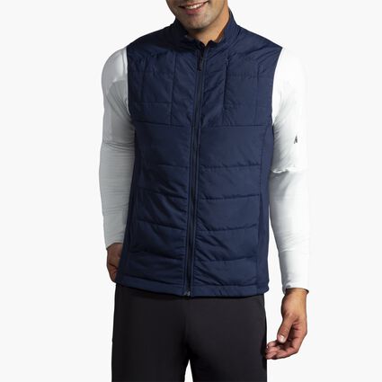 Brooks Shield Hybrid Vest für Herren – Model-Ansicht aus einem Winkel (bei Entspannung)