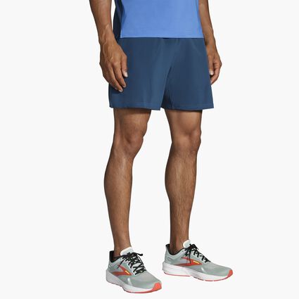 Vue angulaire (détendue) du modèle de Brooks Run Within 7" Linerless Short pour hommes