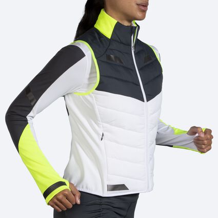 Brooks Run Visible Insulated Vest für Damen – Ansicht aus einem Winkel bei Bewegung (Laufband)