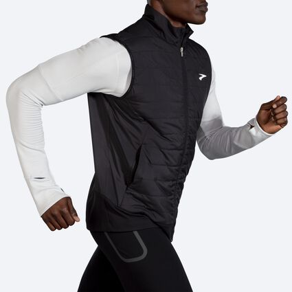 Brooks Shield Hybrid Vest 2.0 für Herren – Ansicht aus einem Winkel bei Bewegung (Laufband)