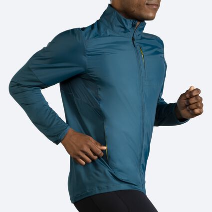 Brooks Fusion Hybrid Jacket für Herren – Ansicht aus einem Winkel bei Bewegung (Laufband)