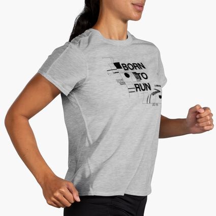 Brooks Distance Graphic Short Sleeve für Damen – Ansicht aus einem Winkel bei Bewegung (Laufband)