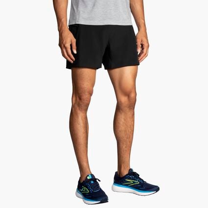 Vue angulaire (détendue) du modèle de Brooks Sherpa 5" 2-in-1 Short pour hommes