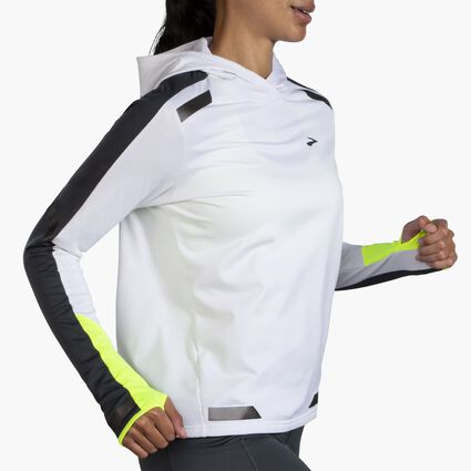 Brooks Run Visible Thermal Hoodie für Damen – Ansicht aus einem Winkel bei Bewegung (Laufband)