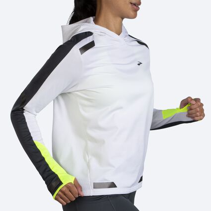 Brooks Run Visible Thermal Hoodie für Damen – Ansicht aus einem Winkel bei Bewegung (Laufband)