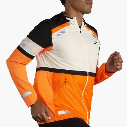 Vista angolo di movimento (tapis roulant) di Brooks Run Visible Jacket 2.0 da uomo