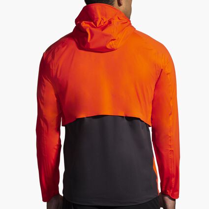 Vista (posteriore) del modello di Brooks High Point Waterproof Jacket da uomo