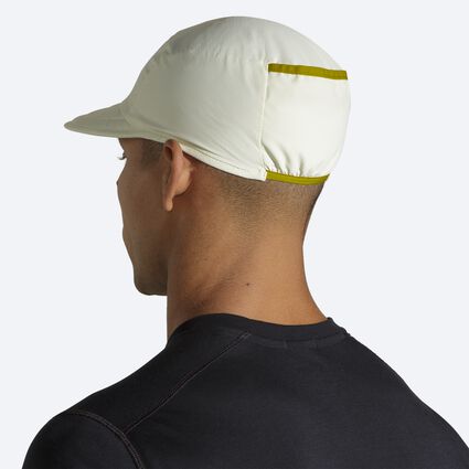 Vue (arrière) du modèle de Brooks Lightweight Packable Hat pour unisexe