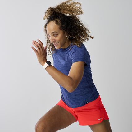 Brooks Luxe Short Sleeve für Damen – Ansicht aus einem Winkel bei Bewegung (Laufband)