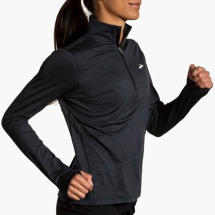 Brooks Dash 1/2 Zip 2.0 für Damen – Ansicht aus einem Winkel bei Bewegung (Laufband)
